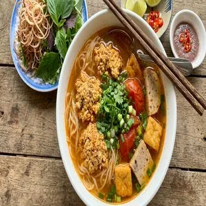 ブン・リエウ（カニ味噌のトマト麺）