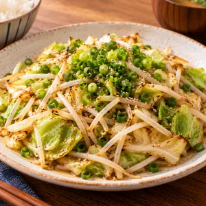 キャベツともやしのごま油炒め