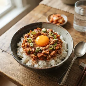 ツナのコチュジャン混ぜご飯 卵黄のせ