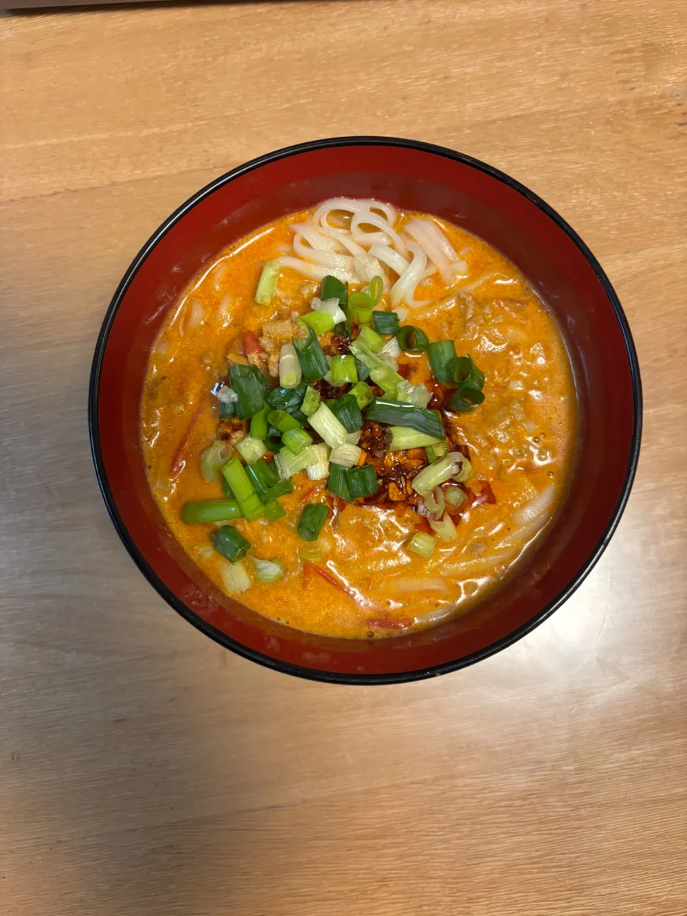 トマトと挽肉で作ったなすなしのタンタンうどん（運営者の試作写真）